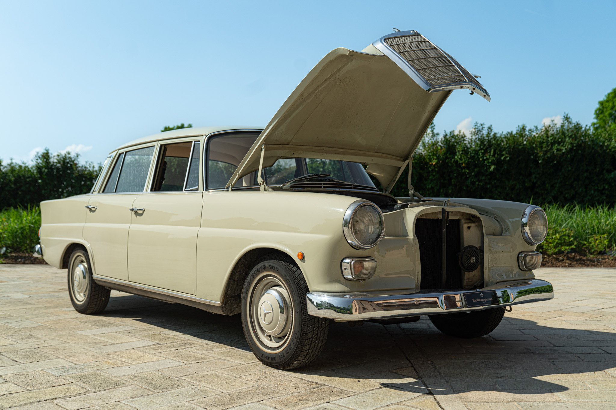 Mercedes Benz 200 CODINE 