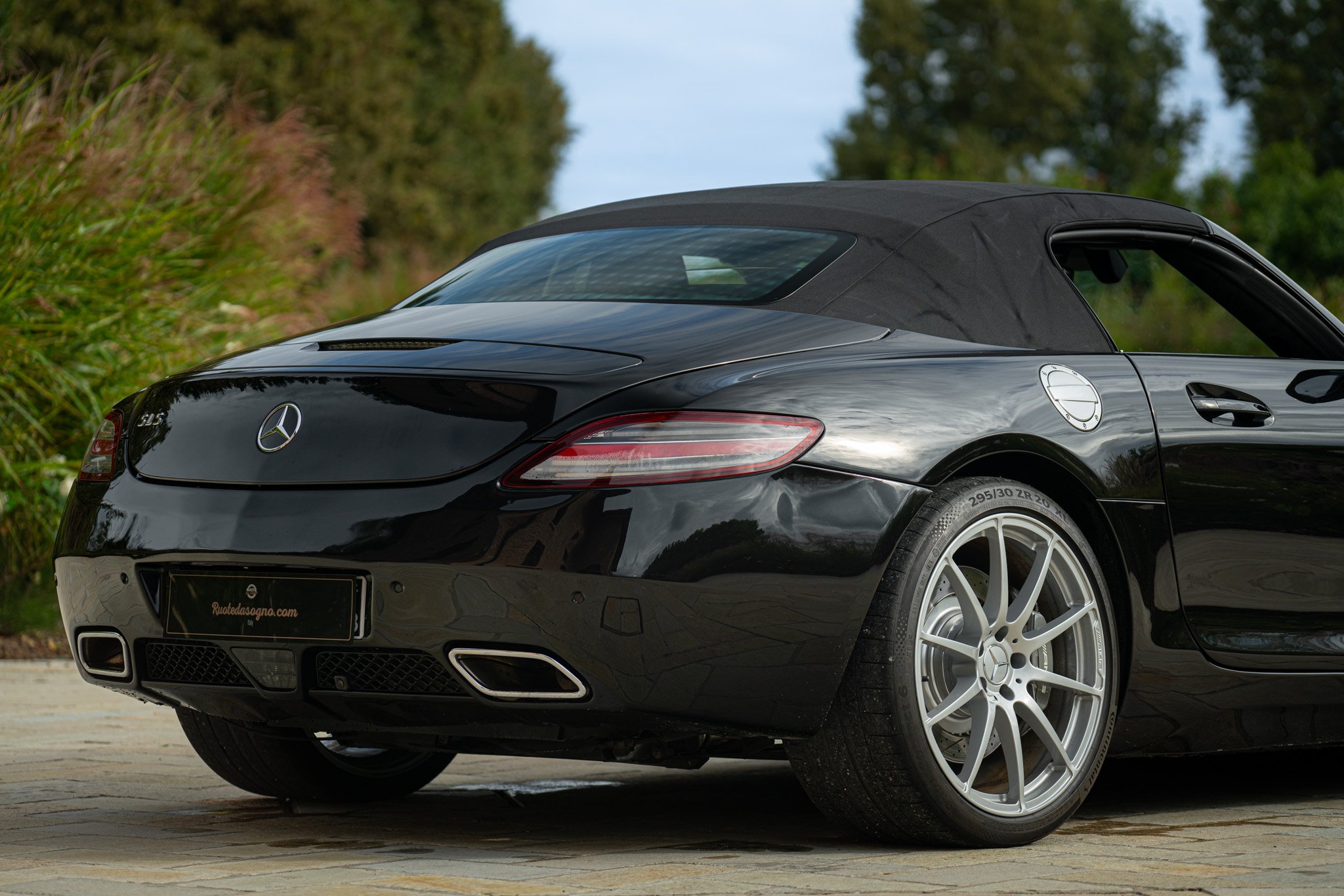 Mercedes Benz SLS AMG Roadster 