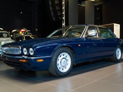 Daimler V8 LWB 